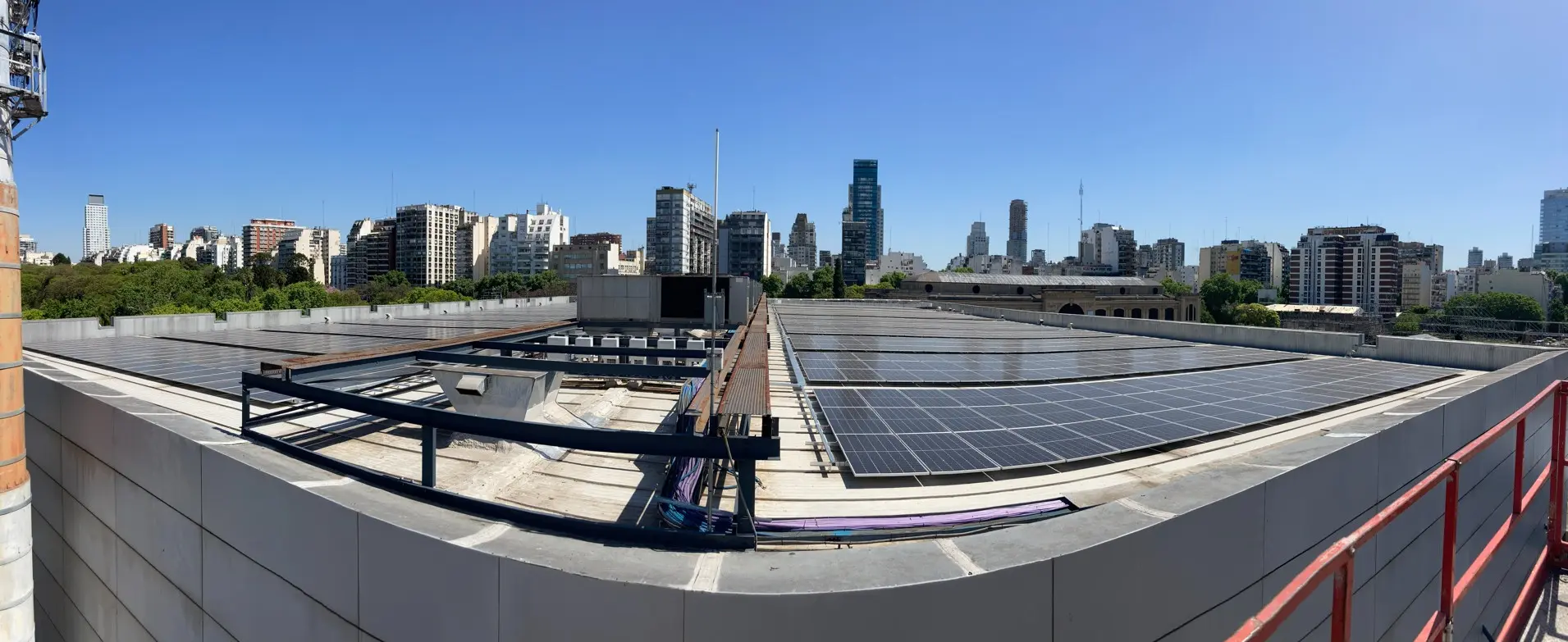 Paneles solares sobre la cubierta de La Rural, con la ciudad de Buenos Aires de fondo.