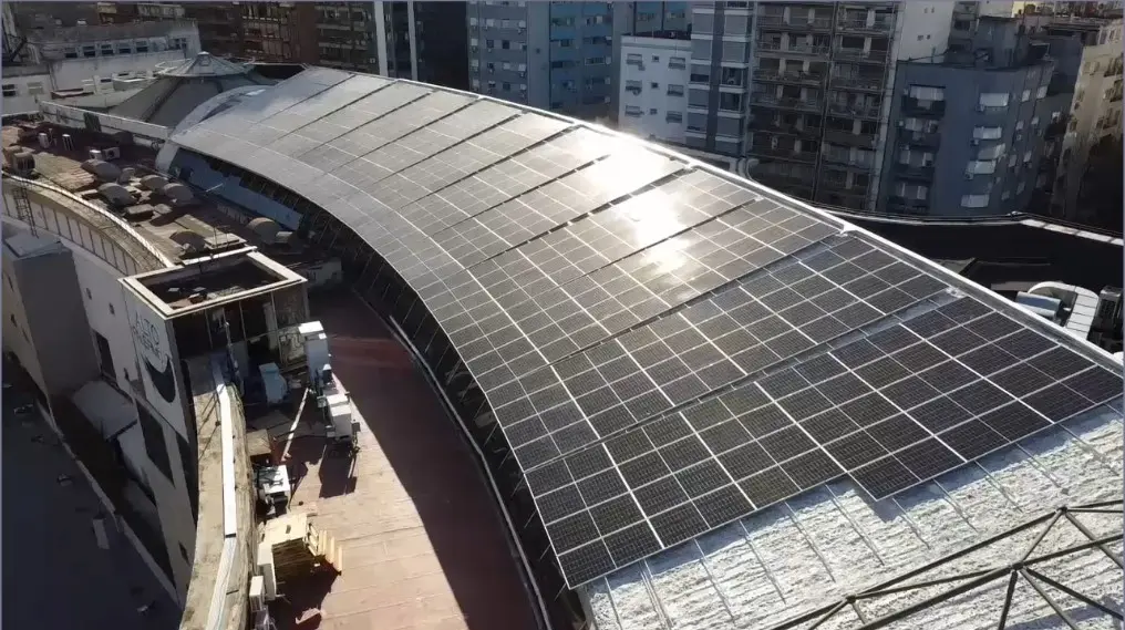 Planta solar en la cubierta del Alto Palermo Shopping.