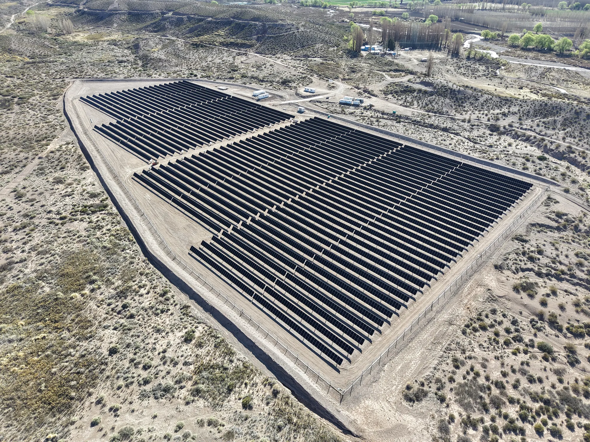 Filas de paneles del Parque Solar Uspallata vistas desde el aire.